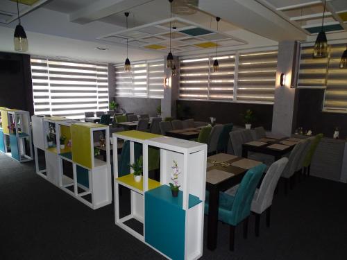 ein Restaurant mit Tischen und Stühlen in der Unterkunft Motel Luxor in Visoko