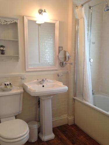 Un baño de Alderley Edge Hotel