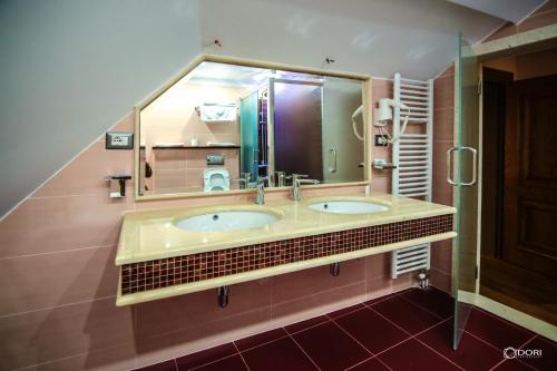 Bathroom sa Hotel Restaurant Vila Ime Voskopoje