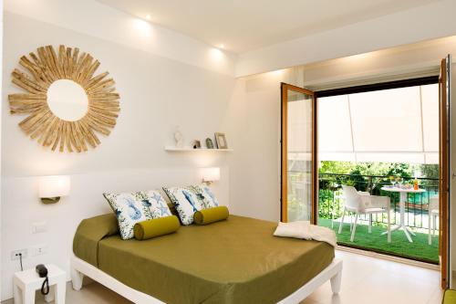 - une chambre avec un lit et une grande fenêtre dans l'établissement MelRose Sorrento, à Sorrente