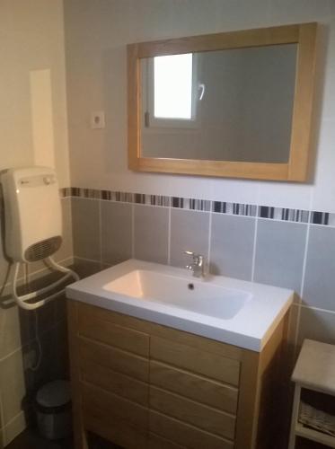 une salle de bain avec un lavabo et un miroir dans l'établissement Gite a la Ferme - Baie de Somme, à Saint-Quentin-Lamotte-Croix-au-Bailly