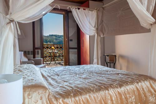 1 dormitorio con cama y ventana grande en Pizzicalaluna, en Pianoro