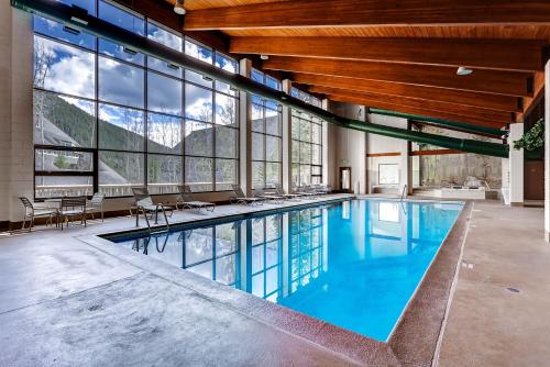 ein Pool in einem großen Gebäude mit Fenstern in der Unterkunft Evergreen Condominiums by Keystone Resort in Keystone