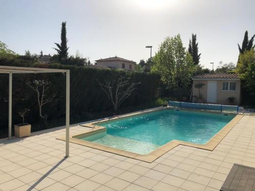 une piscine dans une cour avec une maison dans l'établissement La Devoisiere, à Saint-Drézéry