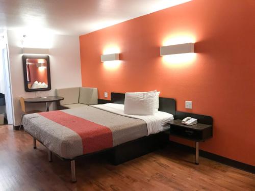 Postel nebo postele na pokoji v ubytování Motel 6-Bremen, GA