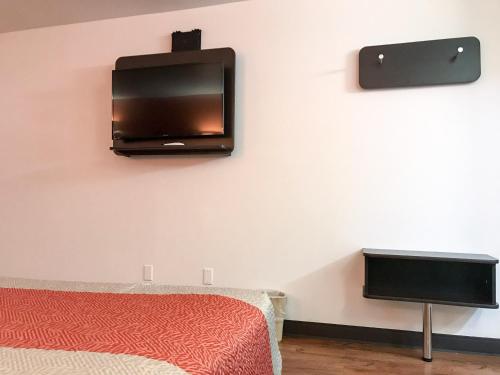 TV a/nebo společenská místnost v ubytování Motel 6-Bremen, GA