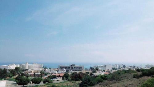 una città con edifici e l'oceano sullo sfondo di Villa Spathele a Paralimni