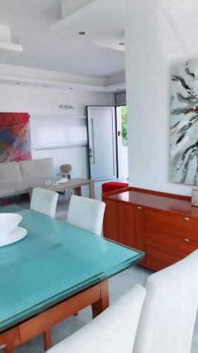 Ruang duduk di Villa Spathele