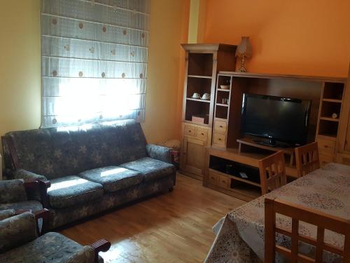 Televízia a/alebo spoločenská miestnosť v ubytovaní Babia