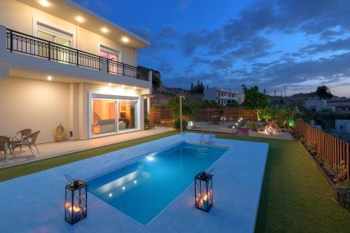 una piscina nel cortile di una casa di Dreamcatcher Villa a Pastida