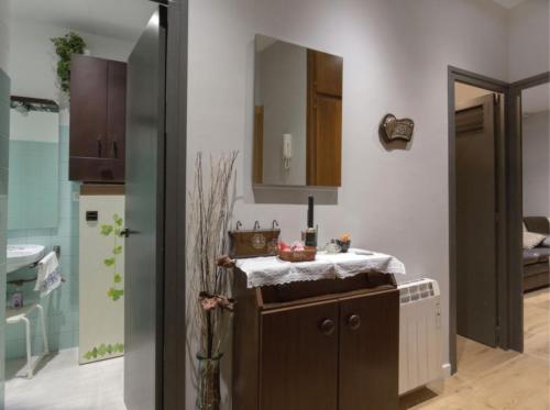 a kitchen with a sink and a mirror at Apartamento Céntrico in Ripoll