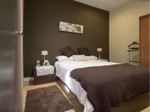 um quarto com uma grande cama branca num quarto em Apartamento Céntrico em Ripoll