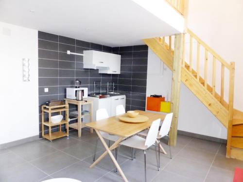 Η κουζίνα ή μικρή κουζίνα στο Les logis des Vignobles Sainte Emilion en Duplex n 3 avec terrasse