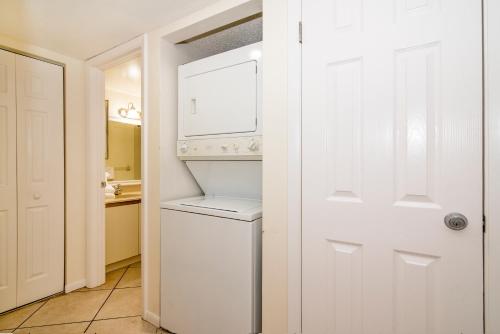 a white washer and dryer in a kitchen at Shorewalk 2 Bedroom 2 Bathroom Near IMG And Bradenton Beach in Bradenton