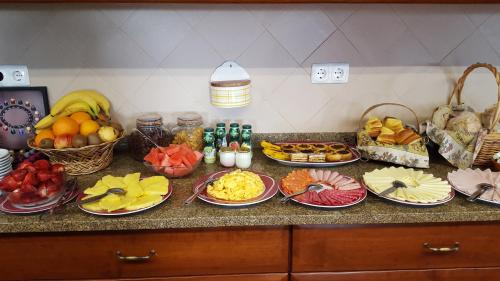 un bancone della cucina con sopra piatti di frutta di Quinta da Gafaria a Santarém