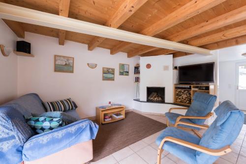 - un salon avec un canapé, des chaises et une cheminée dans l'établissement Casa Blu, à Frasco