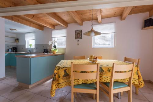 a kitchen and dining room with a table and chairs at Casa Blu in Frasco