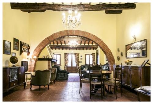 a living room with an archway in a house at Al Giardino Degli Etruschi in Chiusi