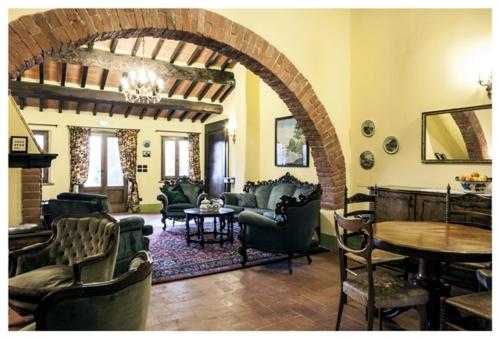 a large living room with a table and chairs at Al Giardino Degli Etruschi in Chiusi
