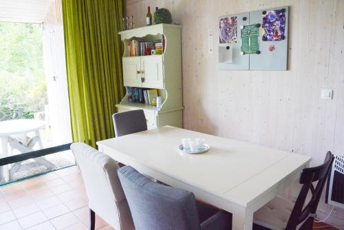 una mesa blanca y sillas en una habitación en Huisje in Stavelot, en Stavelot
