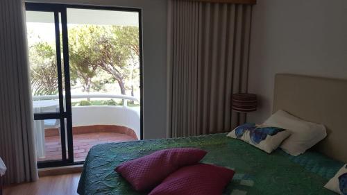 キンタ・ド・ラーゴにあるVictory Village Club, Quinta do Lagoのベッドルーム(枕付きベッド1台、バルコニー付)