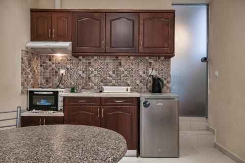 Η κουζίνα ή μικρή κουζίνα στο Fouxia Apartments and Studios 