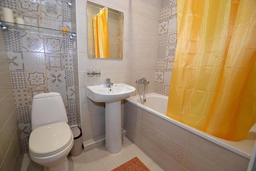 ゴルビツカヤにあるPoseydon Guest Houseのバスルーム(トイレ、洗面台、バスタブ付)
