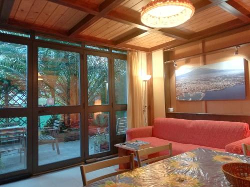 uma sala de estar com um sofá e uma grande janela em Casa Etna-Mare em Santa Venerina