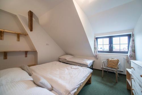 Cama o camas de una habitación en Pernštejnův statek