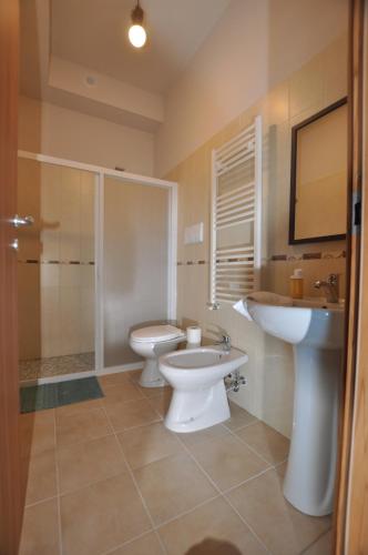 La salle de bains est pourvue de 2 toilettes, d'un lavabo et d'une douche. dans l'établissement b&b la vecchia 500, à Pignola