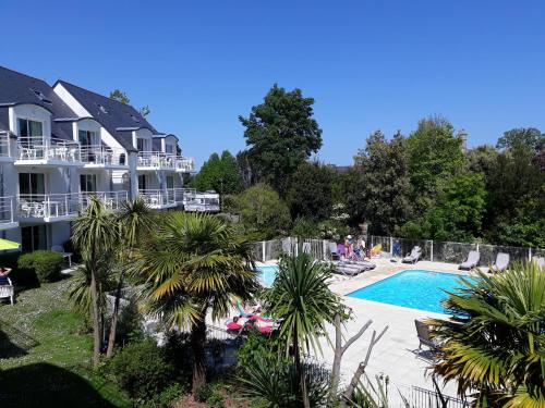 uitzicht op een huis en een zwembad bij appartement bord de mer in Fouesnant