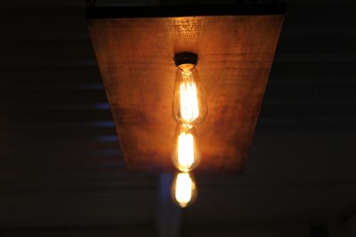 a close up of a light bulb on a ceiling at Hostal La Tortuga Booluda in León