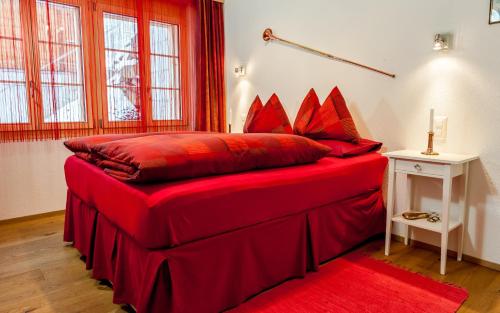 เตียงในห้องที่ Holiday flat #1, Chalet Aberot, Wengen, Switzerland