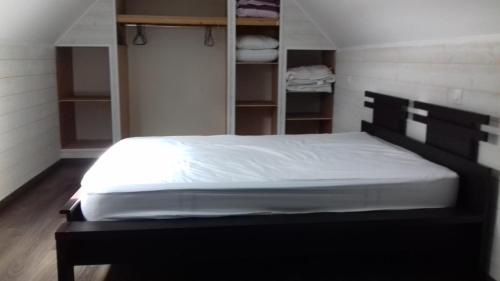 ブーズヴィルにあるLe Lilasのベッドルーム(白いシーツを使用した大型ベッド1台付)