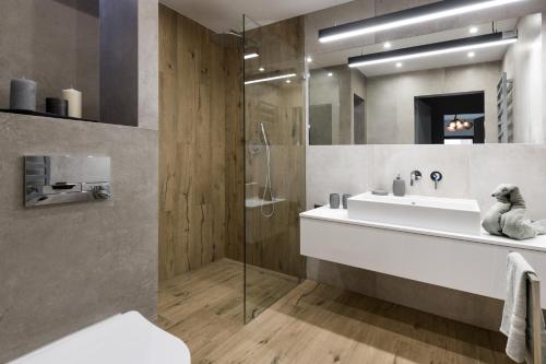 bagno con lavandino e doccia di Exclusive Apartment Solna 1 a Cracovia