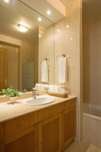a bathroom with a sink and a mirror at Quinta das Rosas - Oceanview Apartment in Buarcos