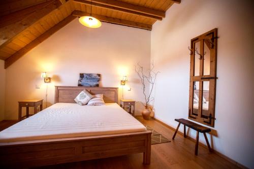 Un pat sau paturi într-o cameră la BASALTINA Panzió