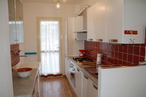 O bucătărie sau chicinetă la Lucia Holiday House Porto Pino