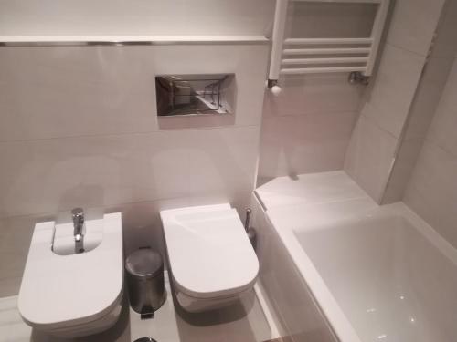 オバールにあるPine Beach Spotの白いバスルーム(トイレ、バスタブ付)