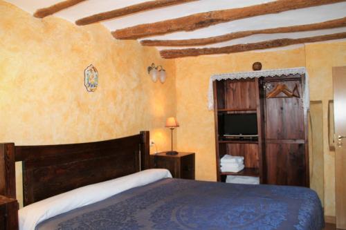 Tempat tidur dalam kamar di La Bodega Del Camino aka Albergue On TheLe
