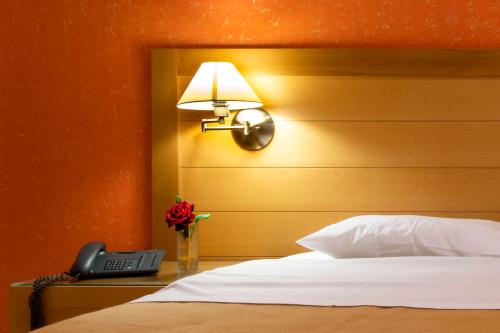 Una cama o camas en una habitación de Avra Hotel