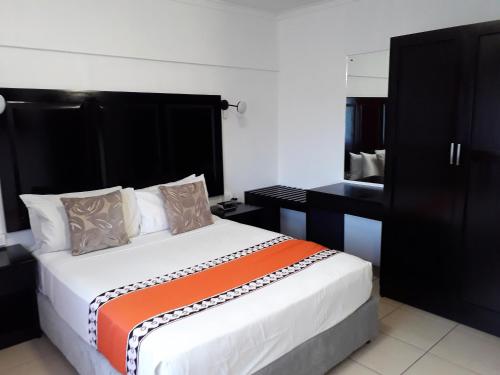 Una cama o camas en una habitación de Suva Motor Inn