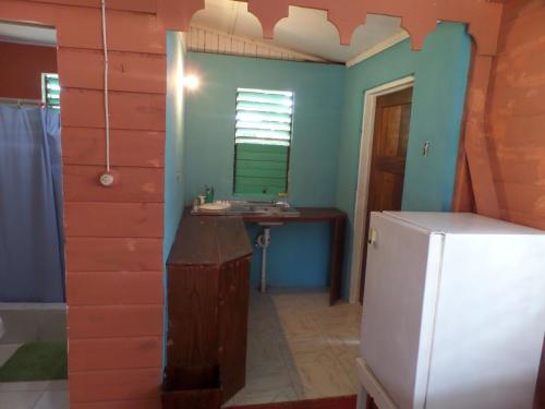 Photo de la galerie de l'établissement Jah B's Cottages on Beach Road-Negril, à Negril