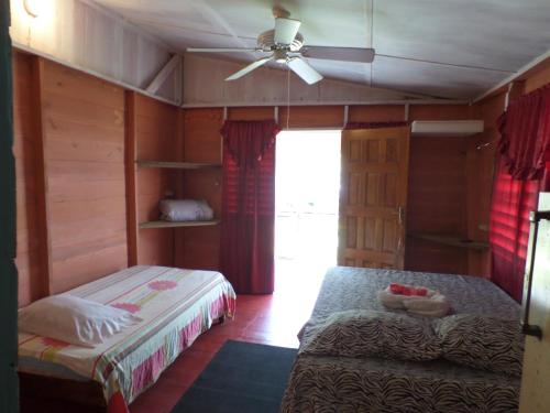 Ένα ή περισσότερα κρεβάτια σε δωμάτιο στο Jah B's Cottages on Beach Road-Negril