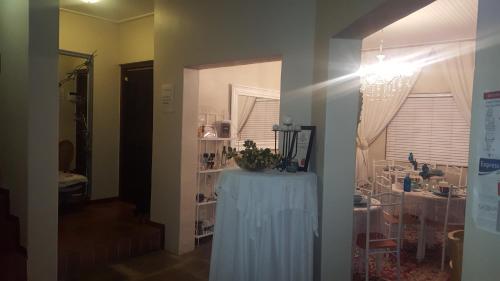a hallway with a table in a room at Au Plais De Langebaan at Palm Tree Villa in Langebaan