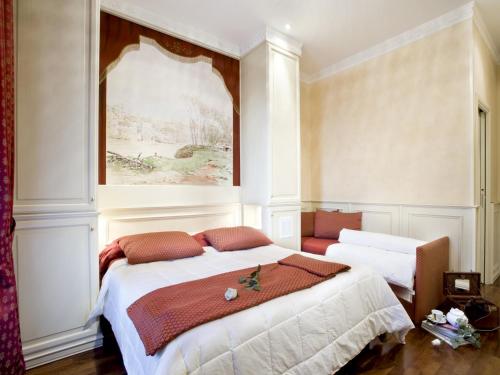 ローマにあるアル ヴィミナーレ ヒル イン ＆ ホテルのベッドルーム1室(ベッド2台付)が備わります。壁には絵画が飾られています。
