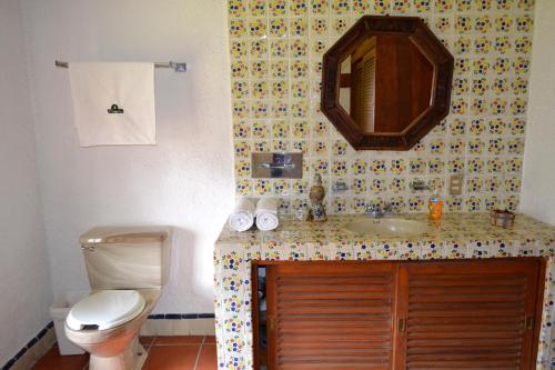 a bathroom with a toilet and a sink at Hotel Boutique El Campirano in Amanalco de Becerra
