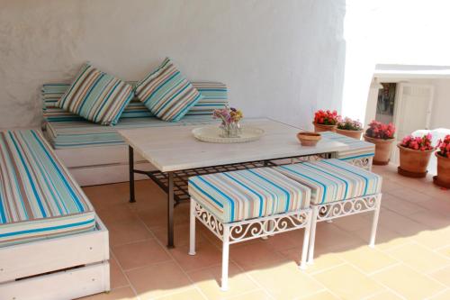a living room with a table and a couch at Es Badiu in Alaior