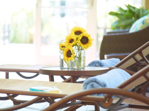 a vase filled with sunflowers sitting on a table at Atlanta Evergreen Lakeside Resort in Stone Mountain