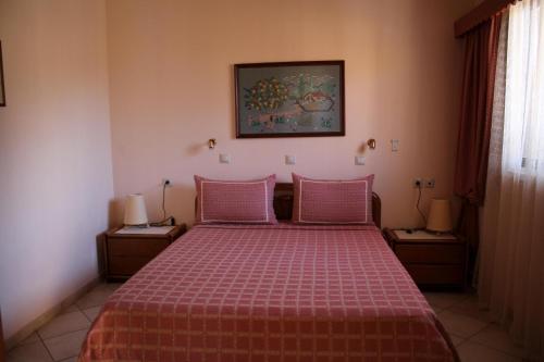 ParamonasにあるApartment Eleniのベッドルーム1室(赤い掛け布団付きのベッド1台付)